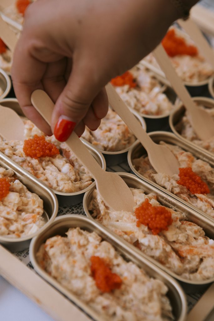 aperitivo de ensaladilla con huevas en catering de bodas elegante