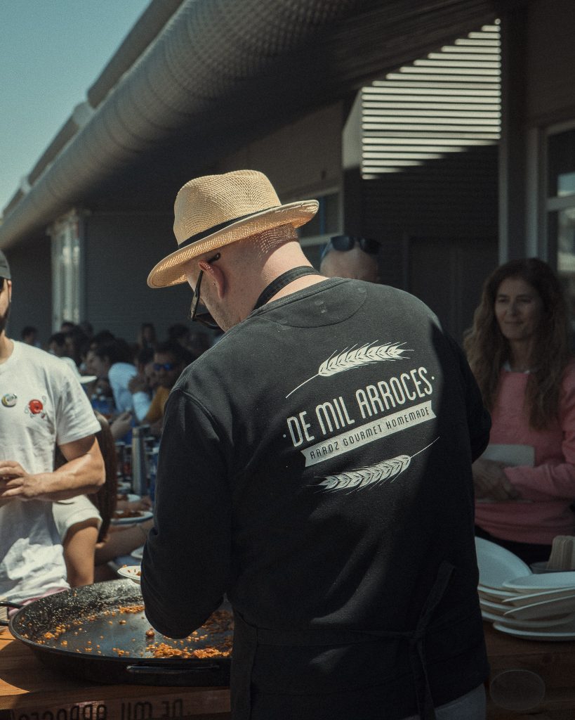 Equipo de catering de paellas en Vitoria en grandes eventos