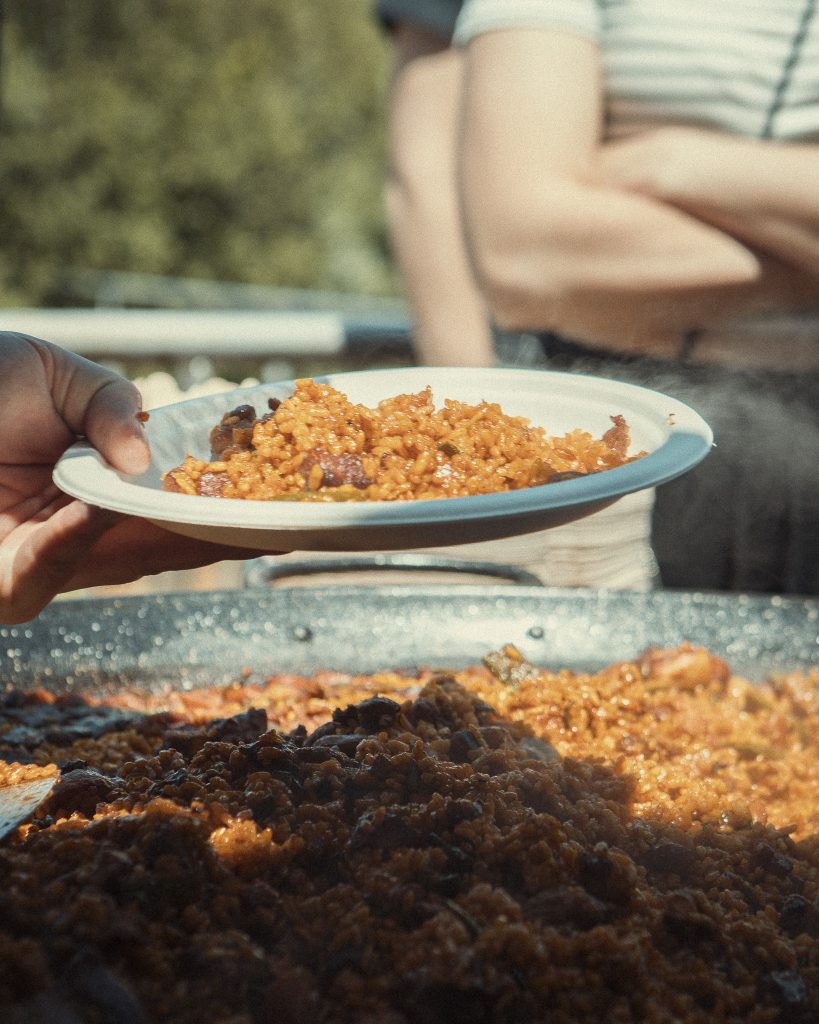 Paella en Vitoria servida en plato en catering de paellas para eventos