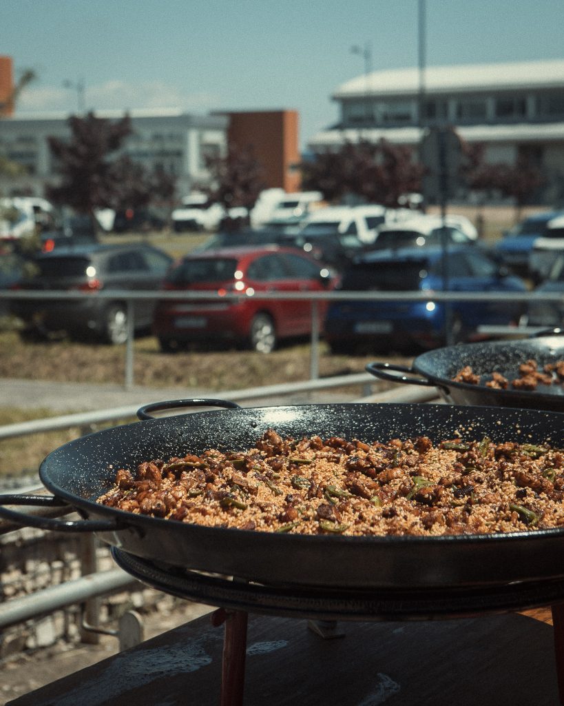 Paellas en Vitoria en paellera grande para catering de paellas en eventos