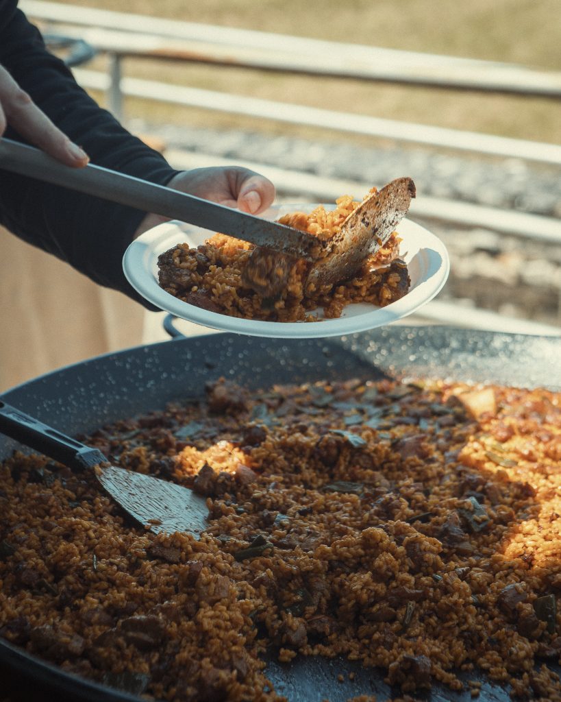 servicio de catering de paellas en grandes eventos