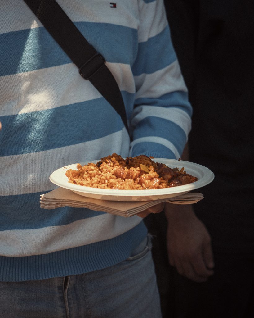 Paella para eventos en Vitoria servida en plato en catering de paellas