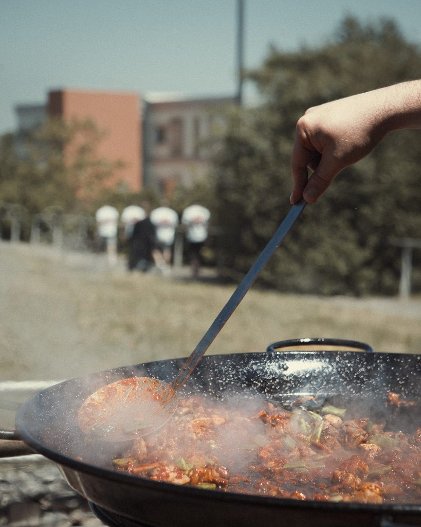 Paella para eventos en Vitoria cocinándose en directo en catering de paellas