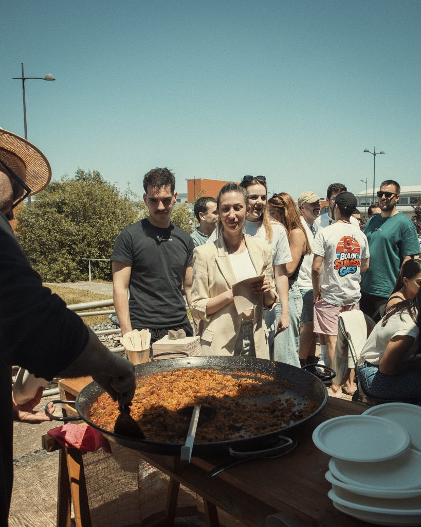catering de paellas para grandes eventos con servicio a asistentes