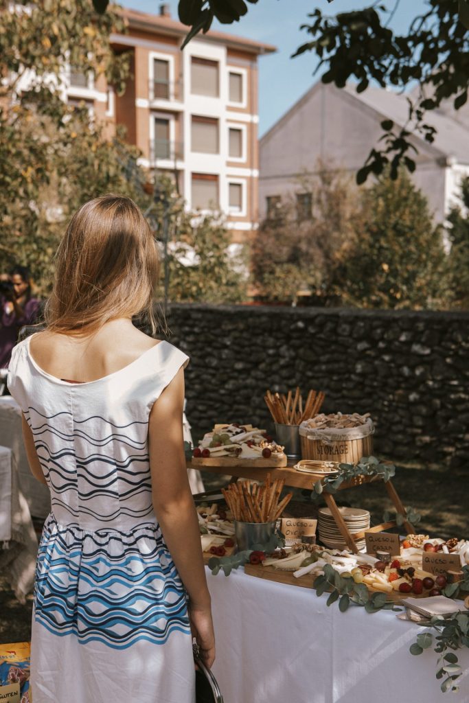 Invitada en catering para bodas en Vitoria con mesa de aperitivos y decoración natural