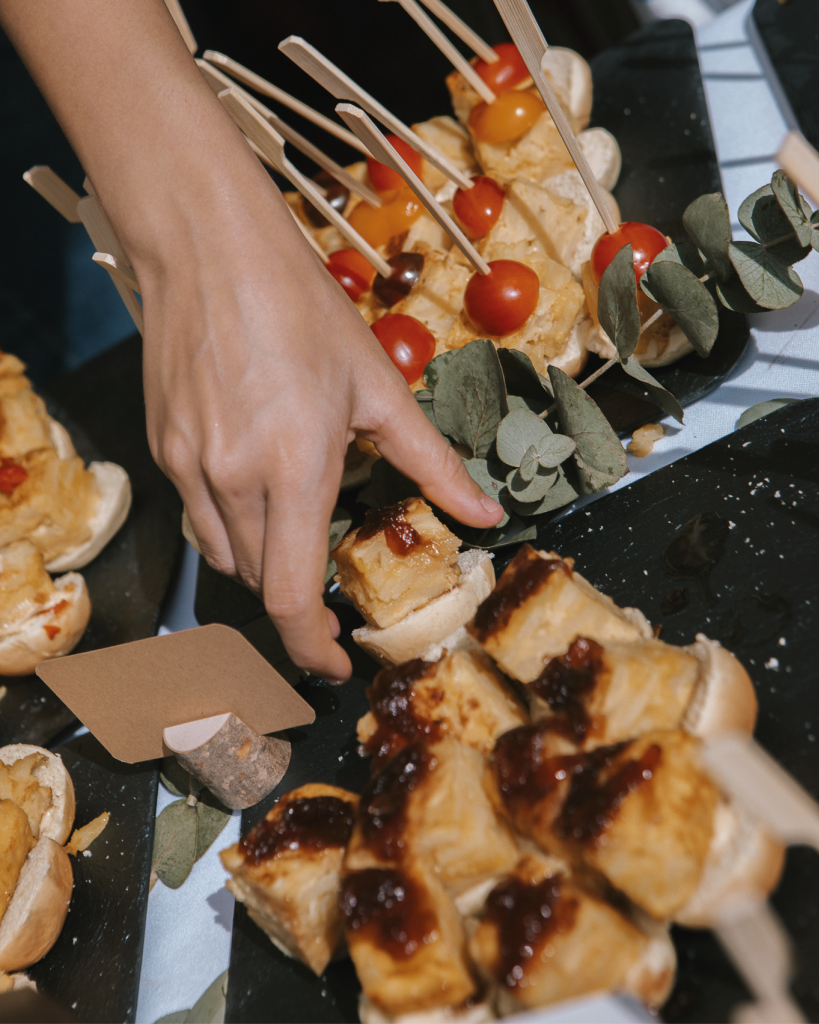 Aperitivos en evento con catering de paellas en Vitoria para comuniones