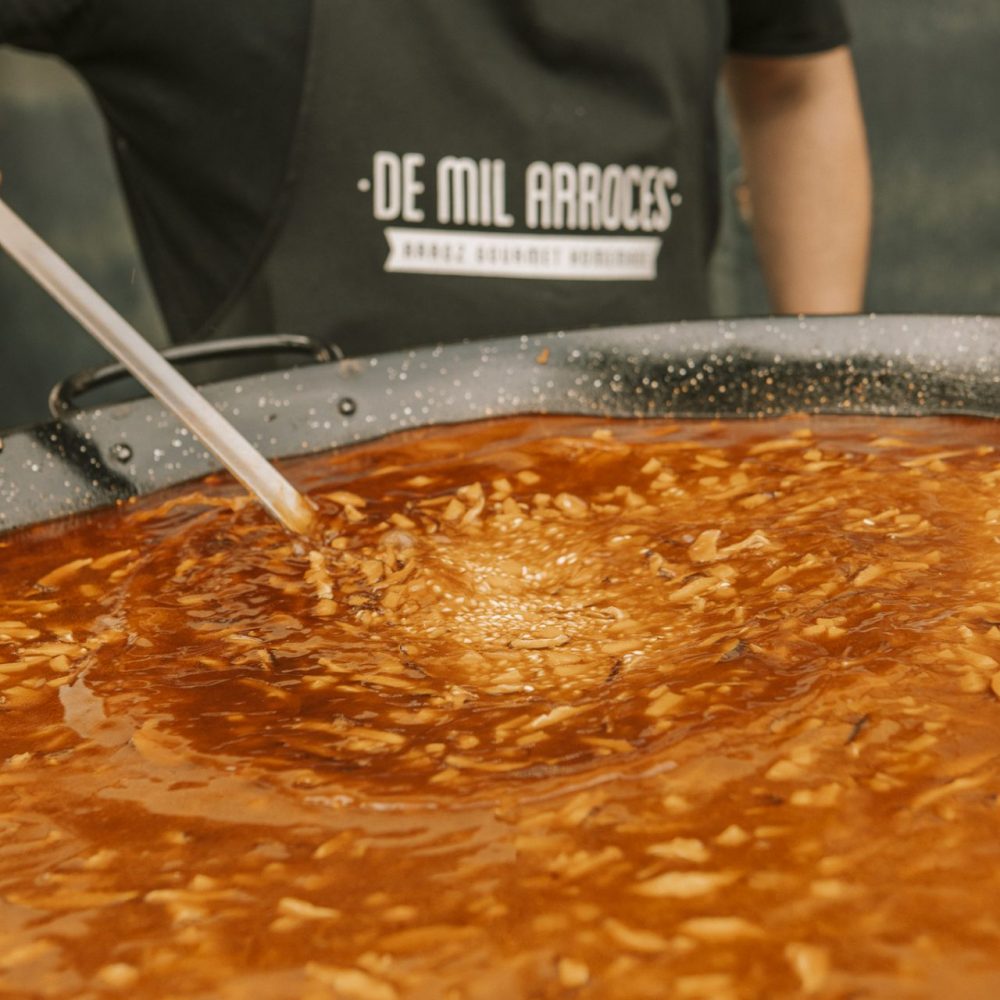 Arroz gourmet en paellera siendo preparado en catering de boda por De Mil Arroces en Vitoria-Gasteiz